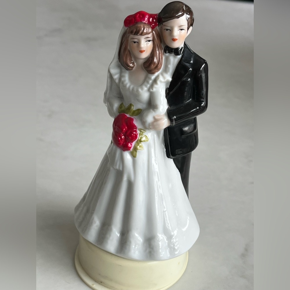 Vintage Bride and Groom Wedding Cake Topper - Picture 5 of 10